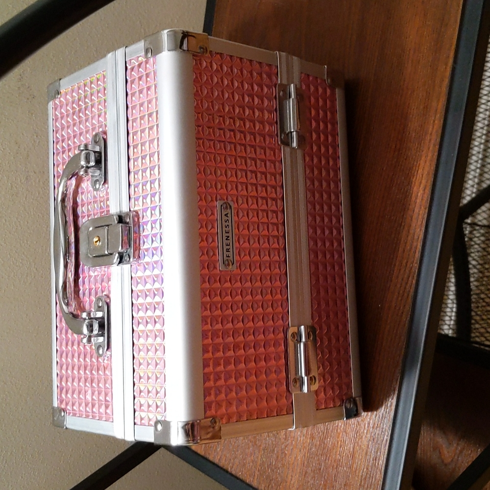 Cosmetic storage case